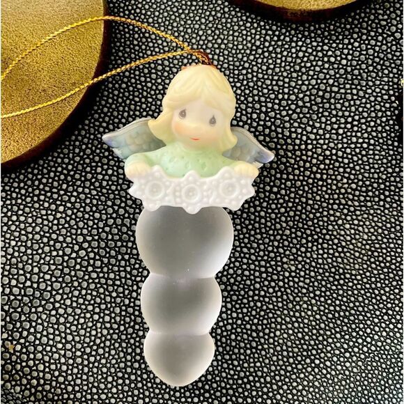 PRECIOUS MOMENTS ANGEL SNOWFLAKE ORNAMENT - Picture 1 of 3